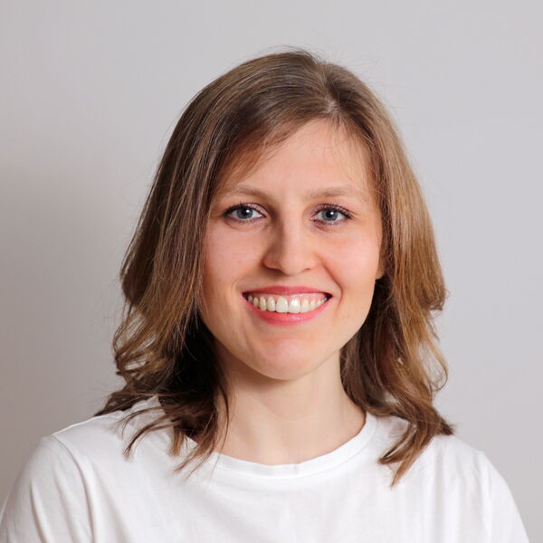 Porträt einer Mitarbeiterin des Praxisteams.