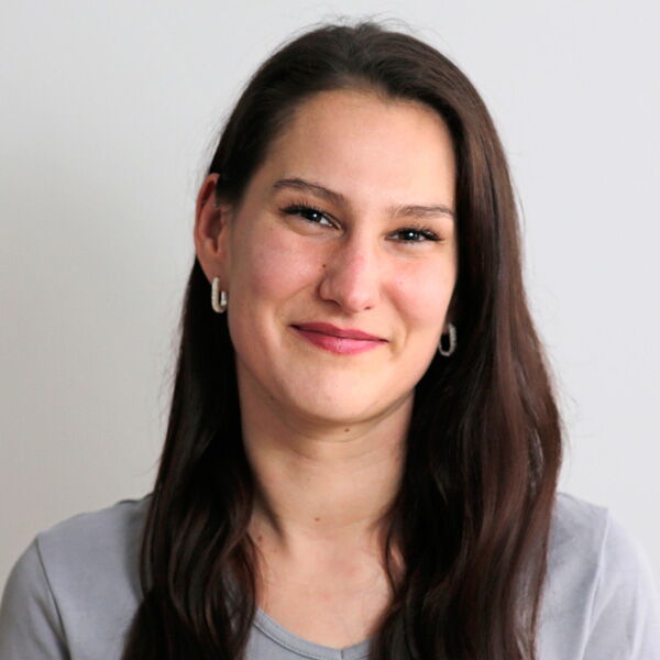 Porträt einer Mitarbeiterin des Praxisteams.