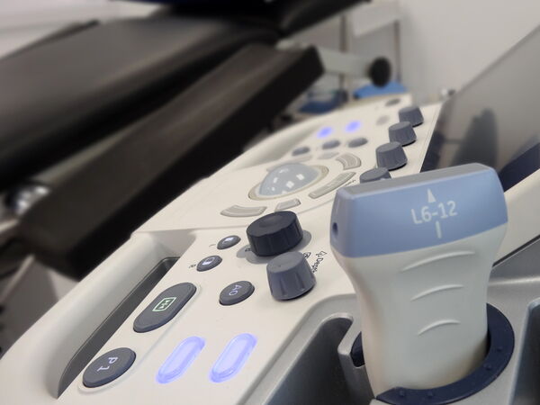 Medizinische Geräte für operative Eingriffe in modernem Umfeld.